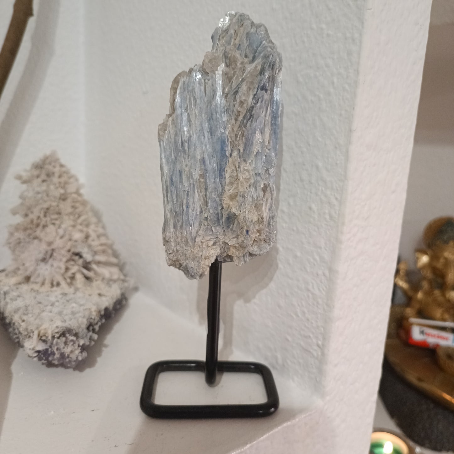 Cianita azul en peana