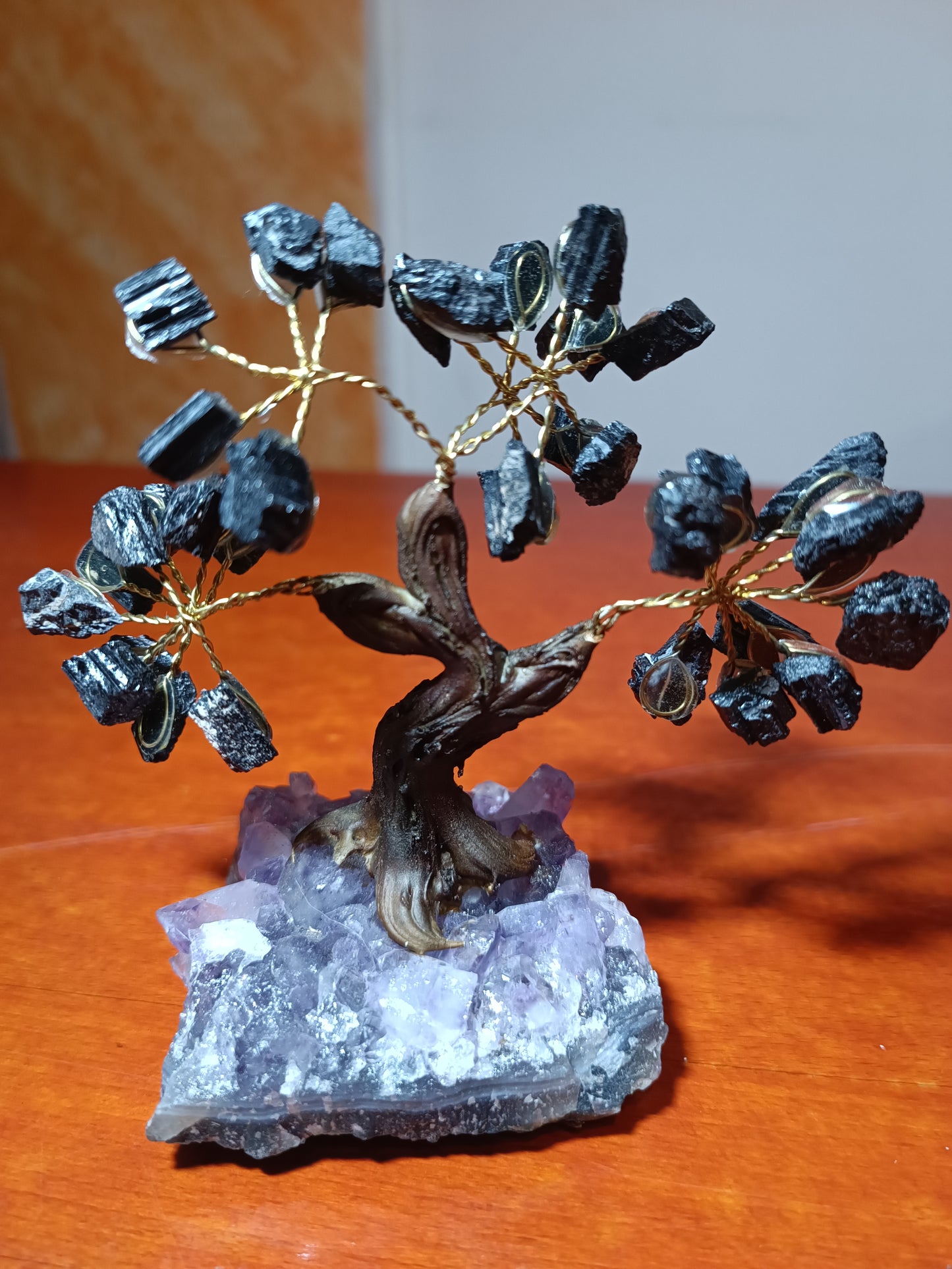 Bonsai mediano con base de Amatista y tronco simulando madera.