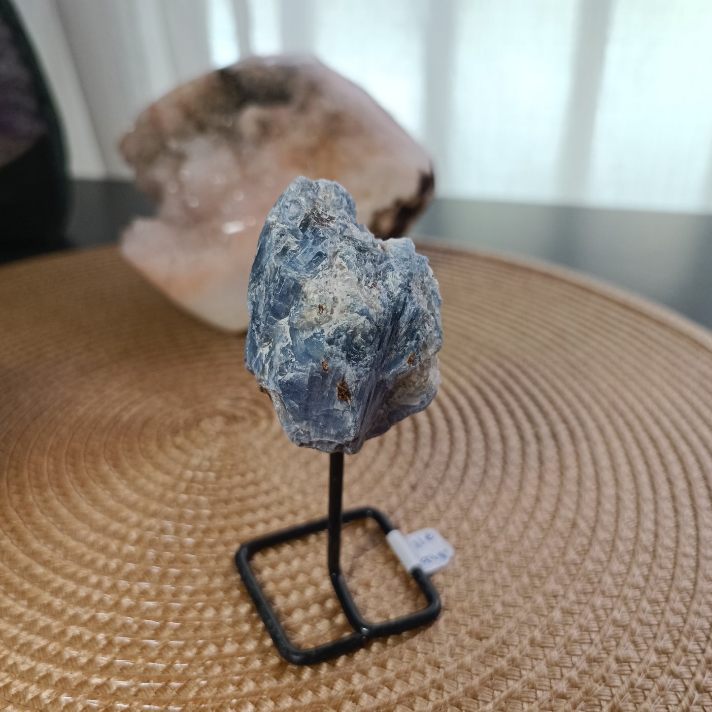 Cianita azul en peana