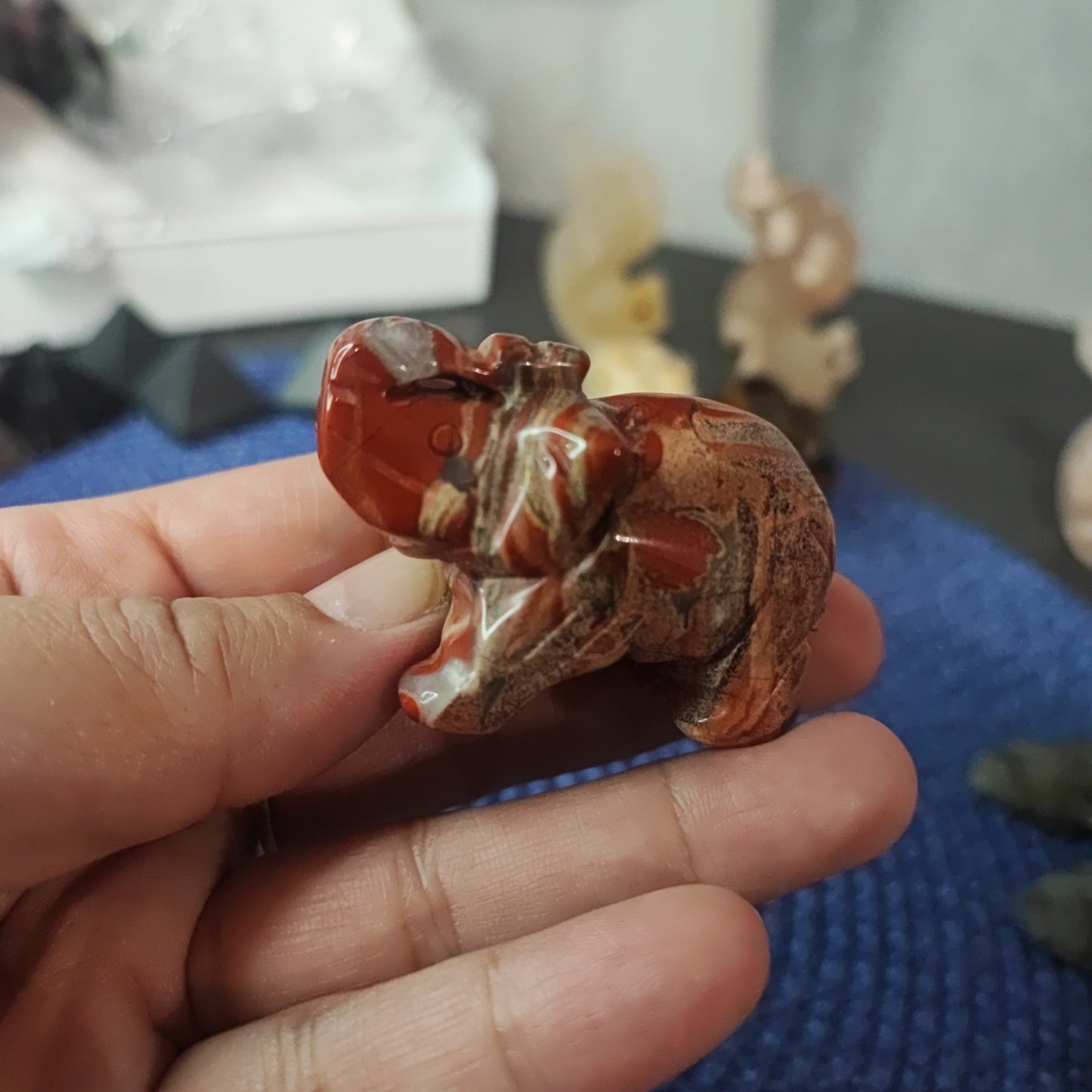 Elefantes de diferentes minerales