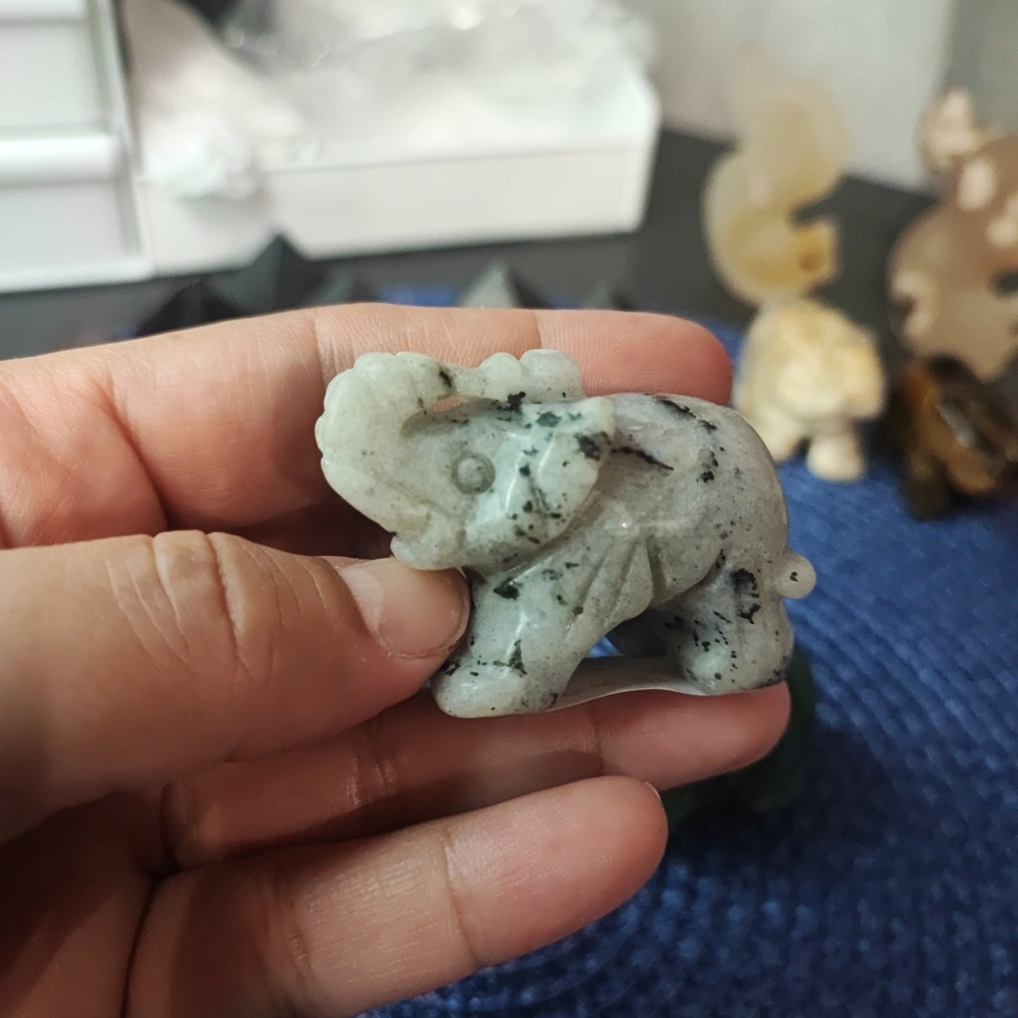 Elefantes de diferentes minerales