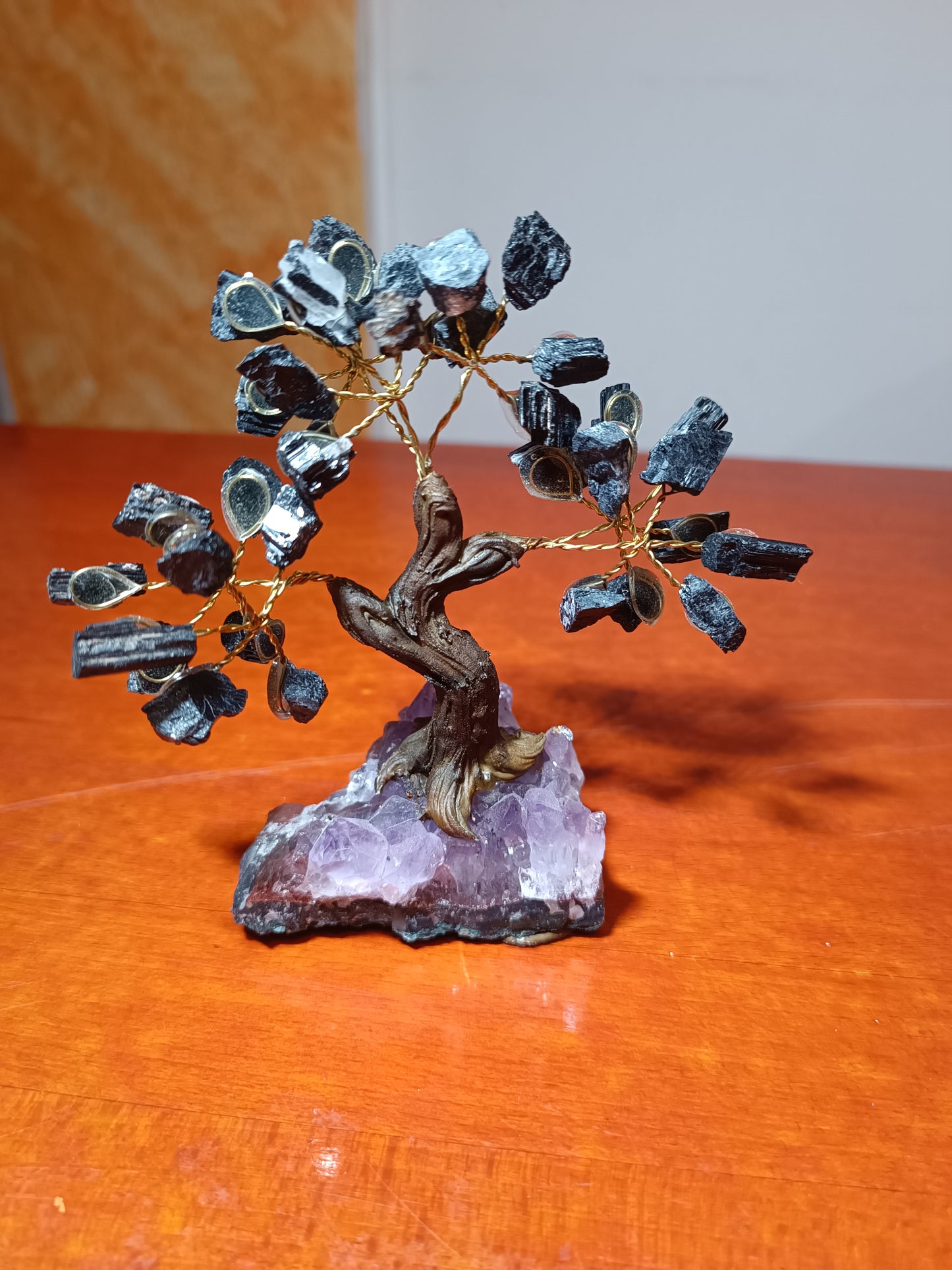 Bonsai mediano con base de Amatista y tronco simulando madera.