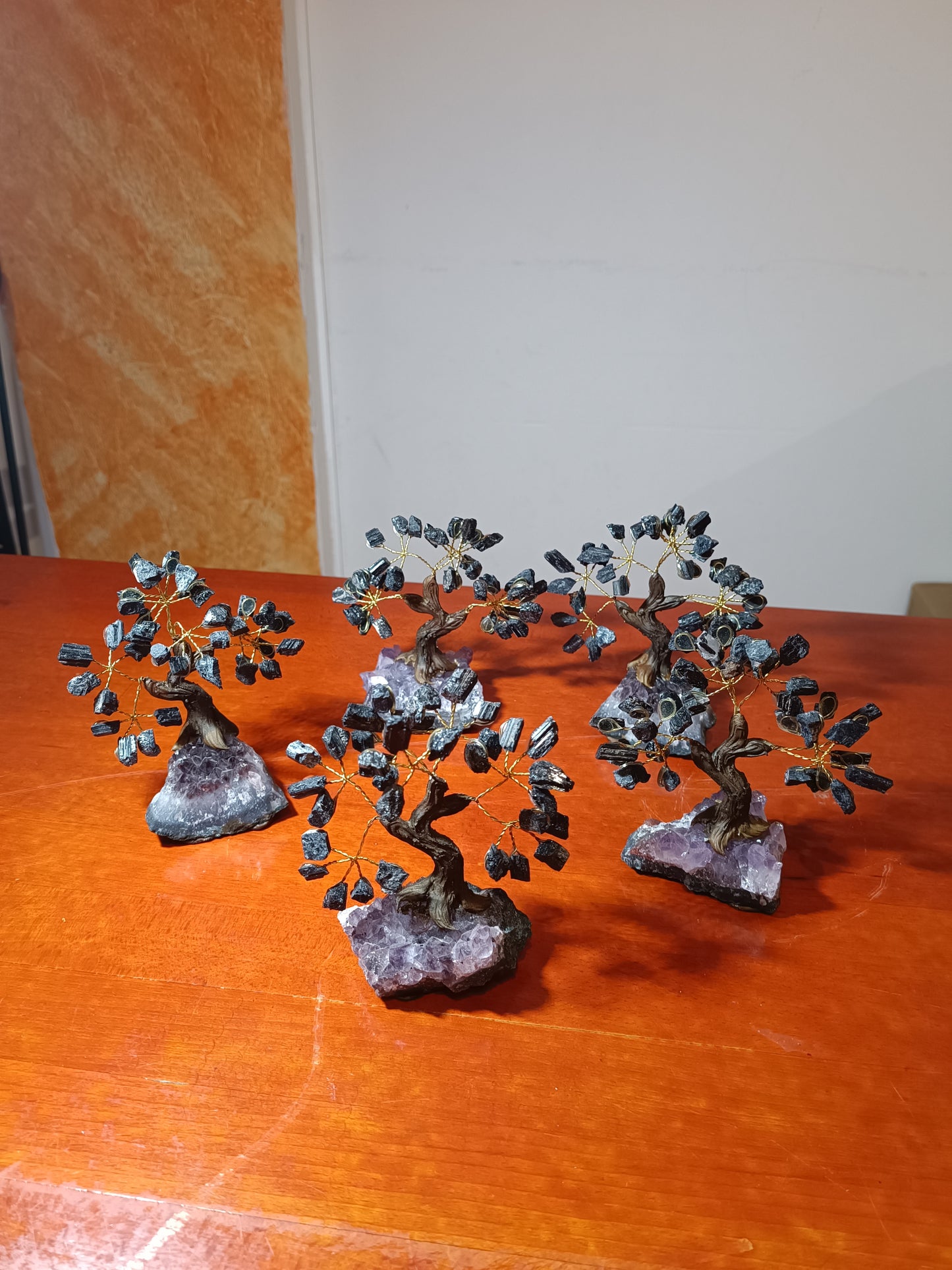 Bonsai mediano con base de Amatista y tronco simulando madera.