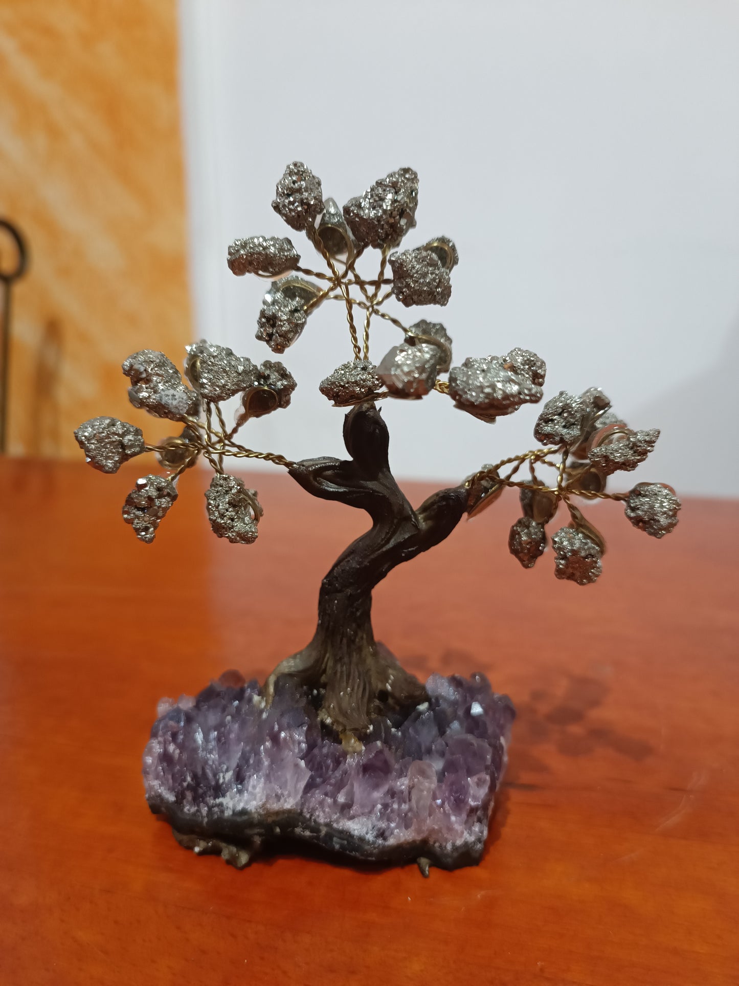 Bonsai mediano con base de Amatista y tronco simulando madera.
