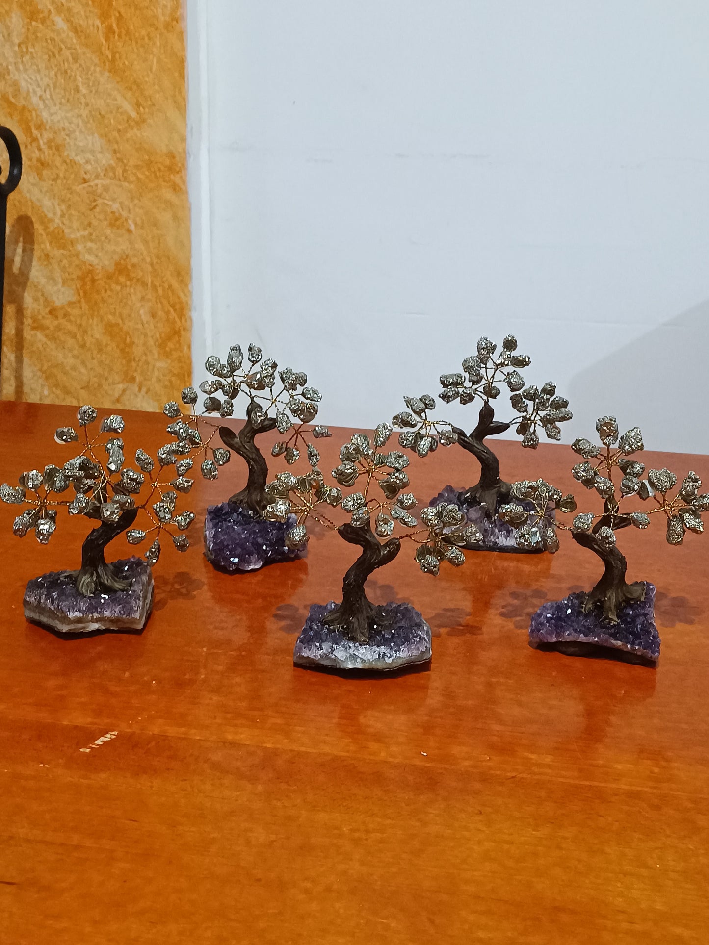 Bonsai mediano con base de Amatista y tronco simulando madera.