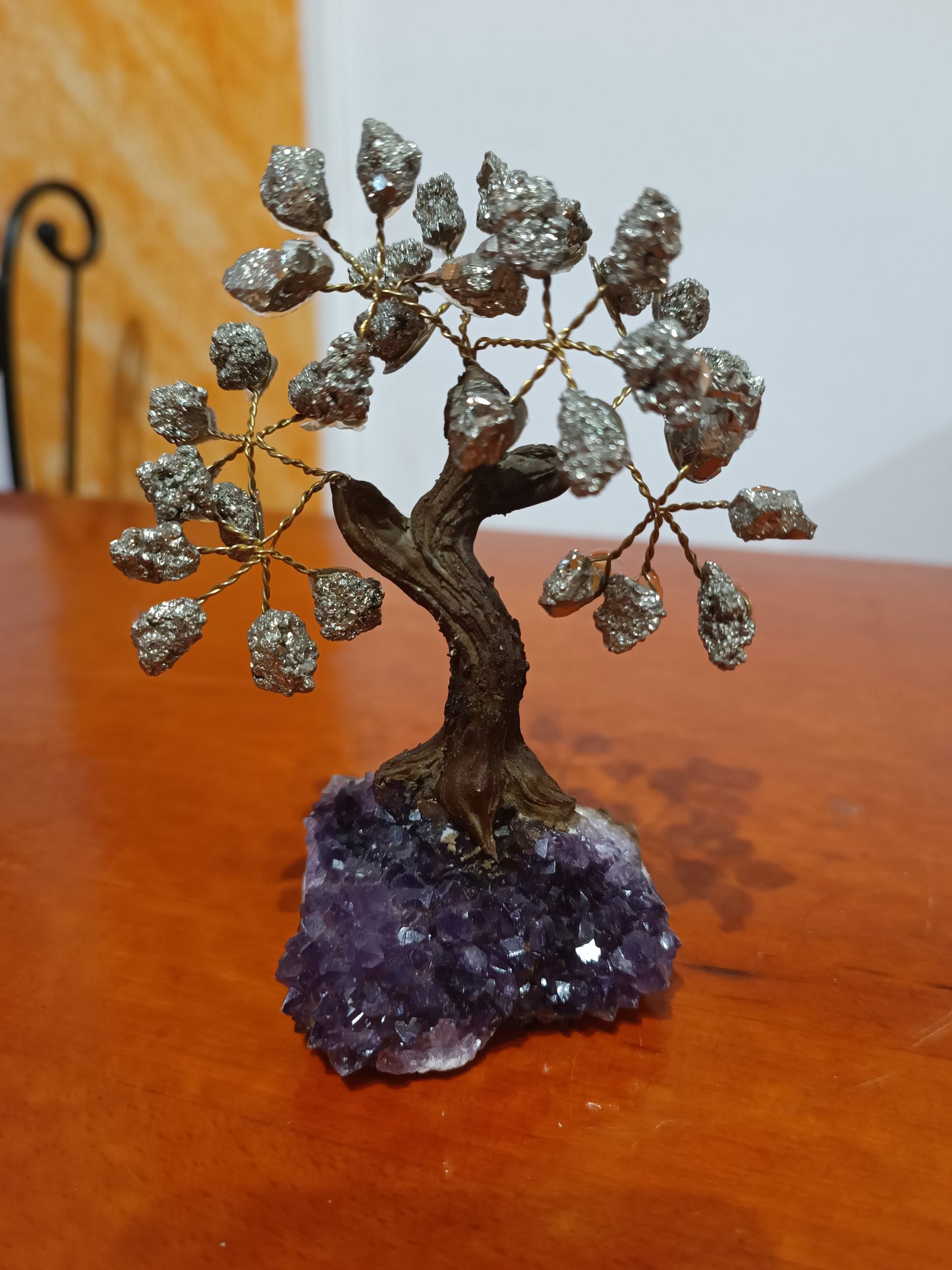 Bonsai mediano con base de Amatista y tronco simulando madera.