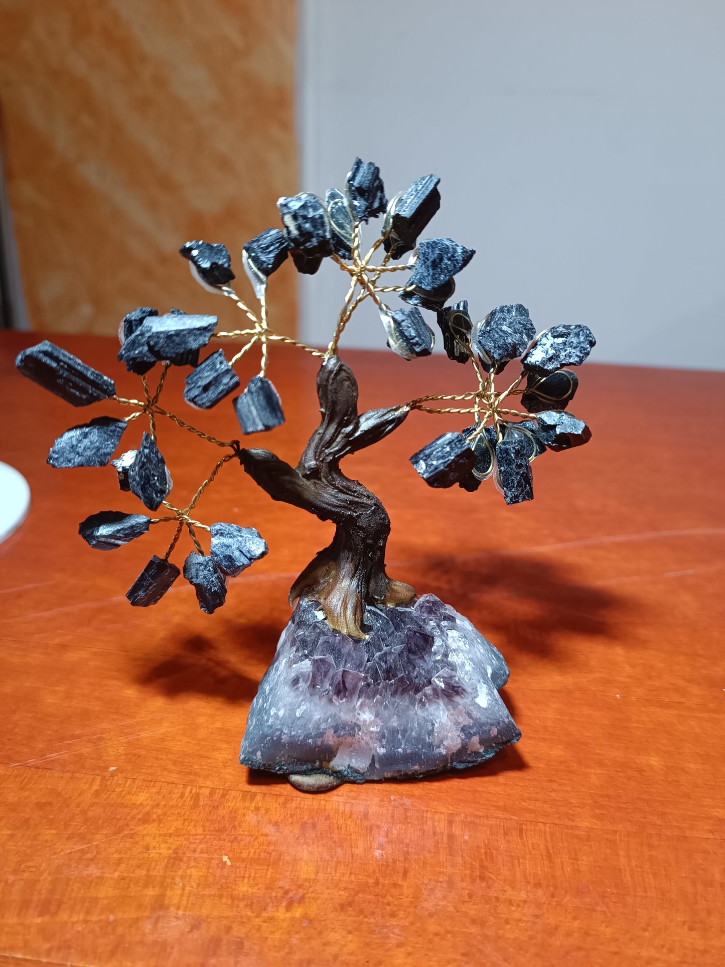 Bonsai mediano con base de Amatista y tronco simulando madera.