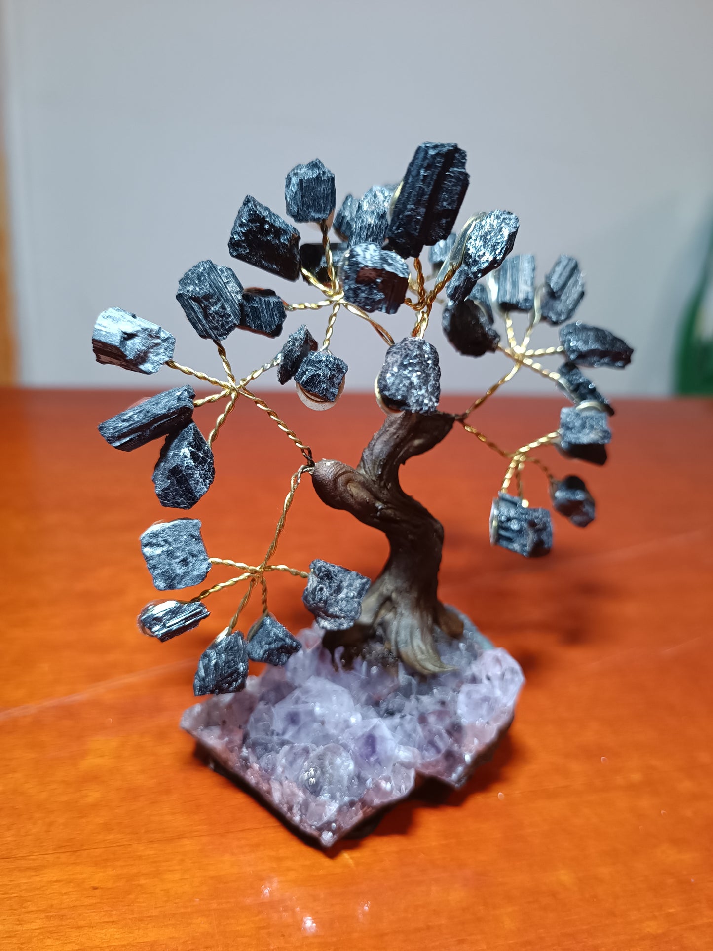 Bonsai mediano con base de Amatista y tronco simulando madera.