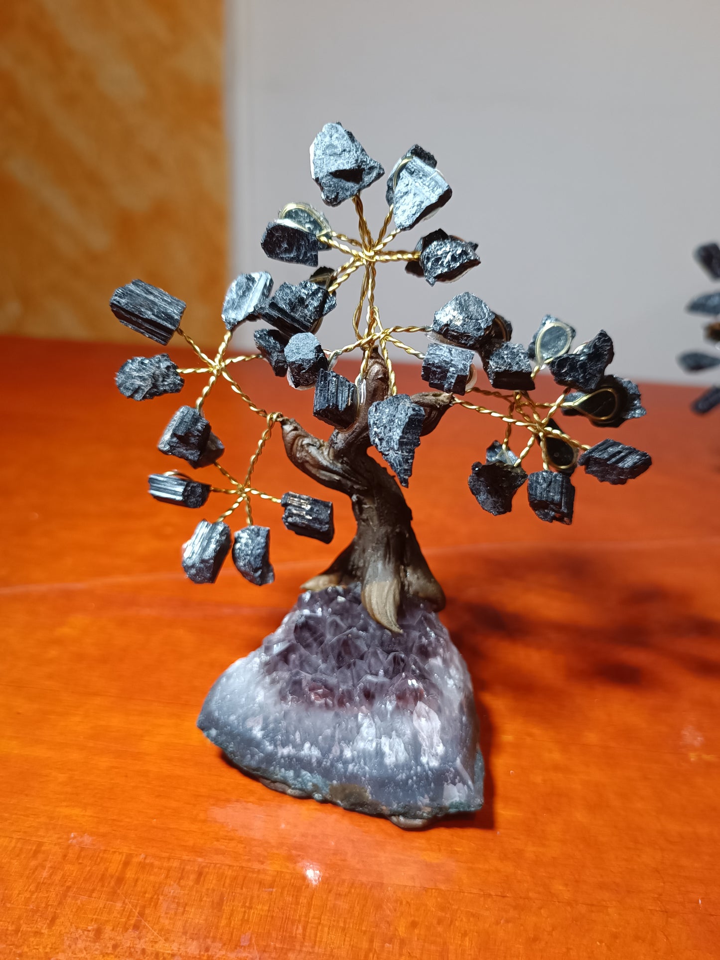 Bonsai mediano con base de Amatista y tronco simulando madera.