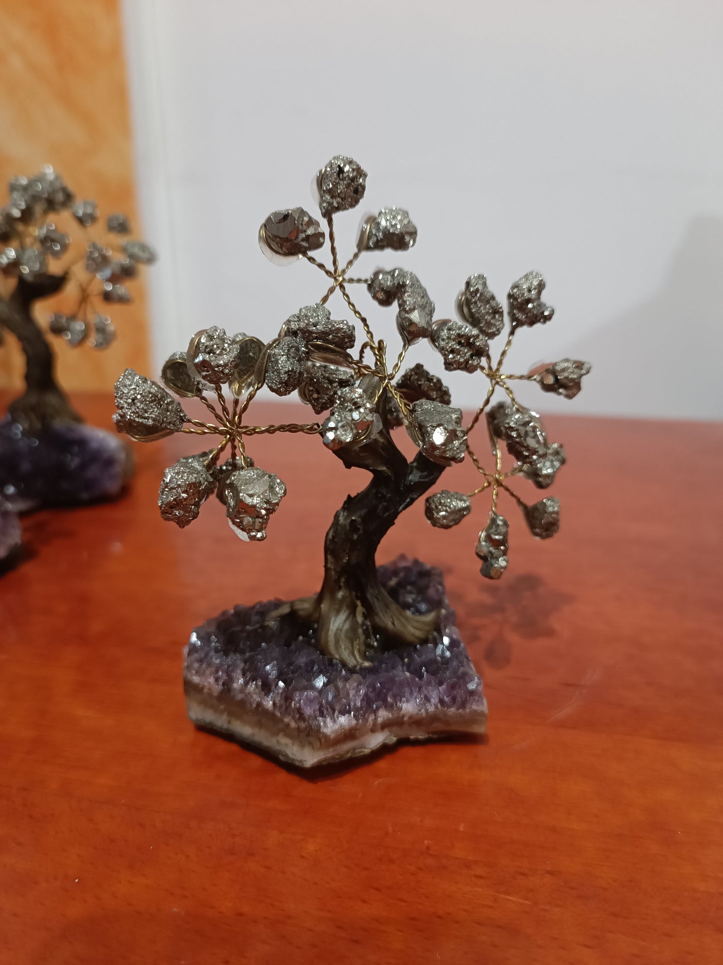 Bonsai mediano con base de Amatista y tronco simulando madera.