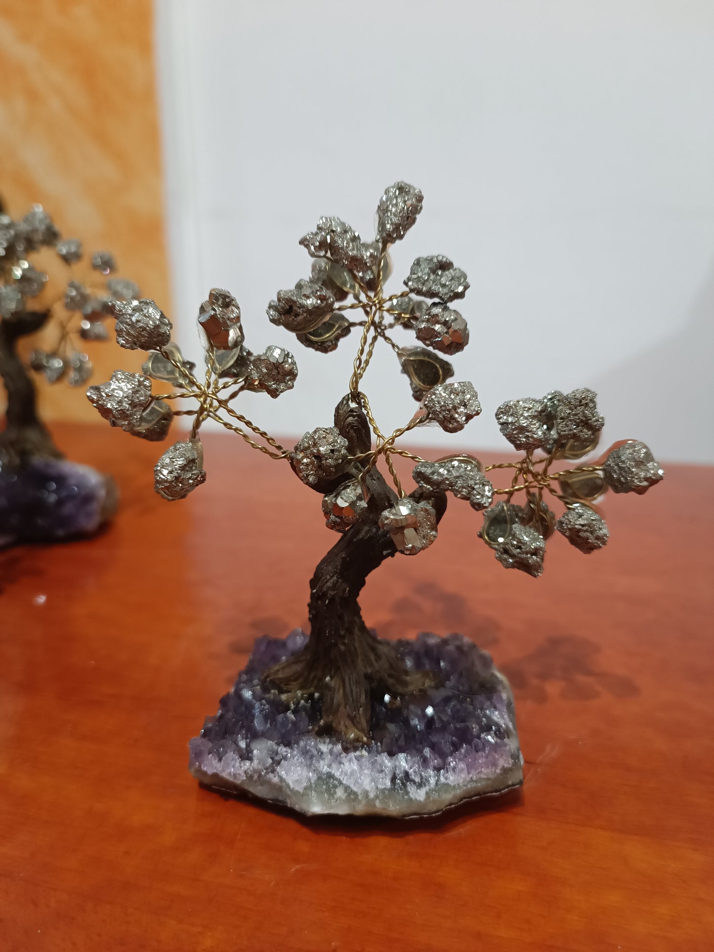 Bonsai mediano con base de Amatista y tronco simulando madera.
