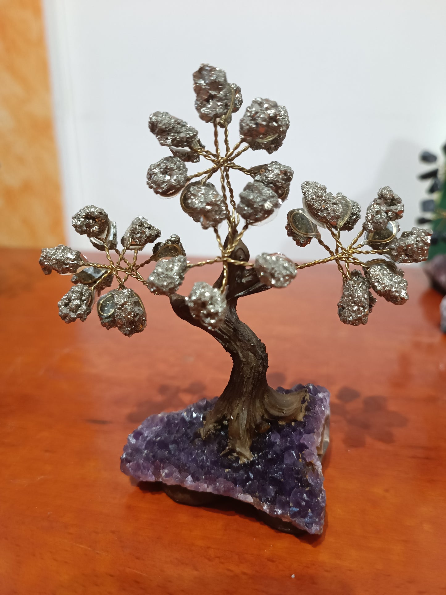 Bonsai mediano con base de Amatista y tronco simulando madera.