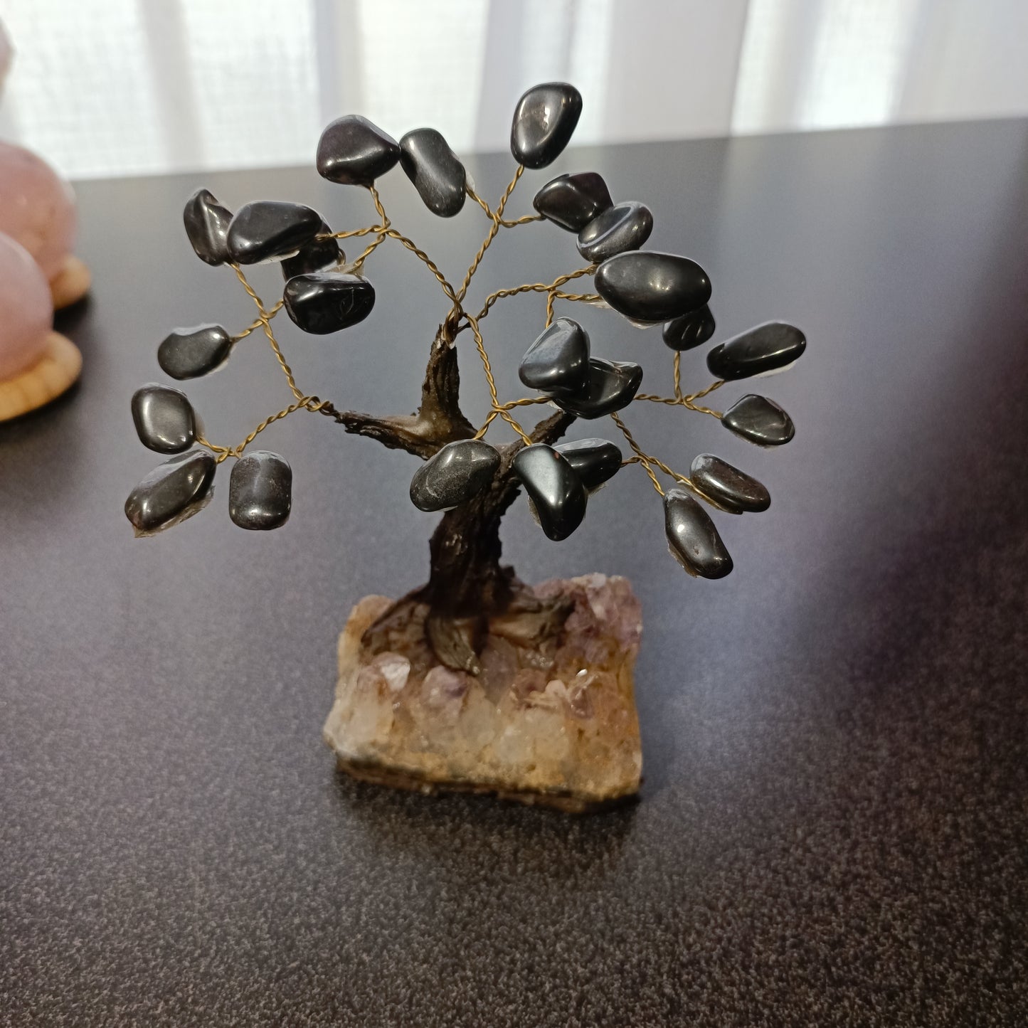 Bonsai mediano con base de Amatista y tronco simulando madera.