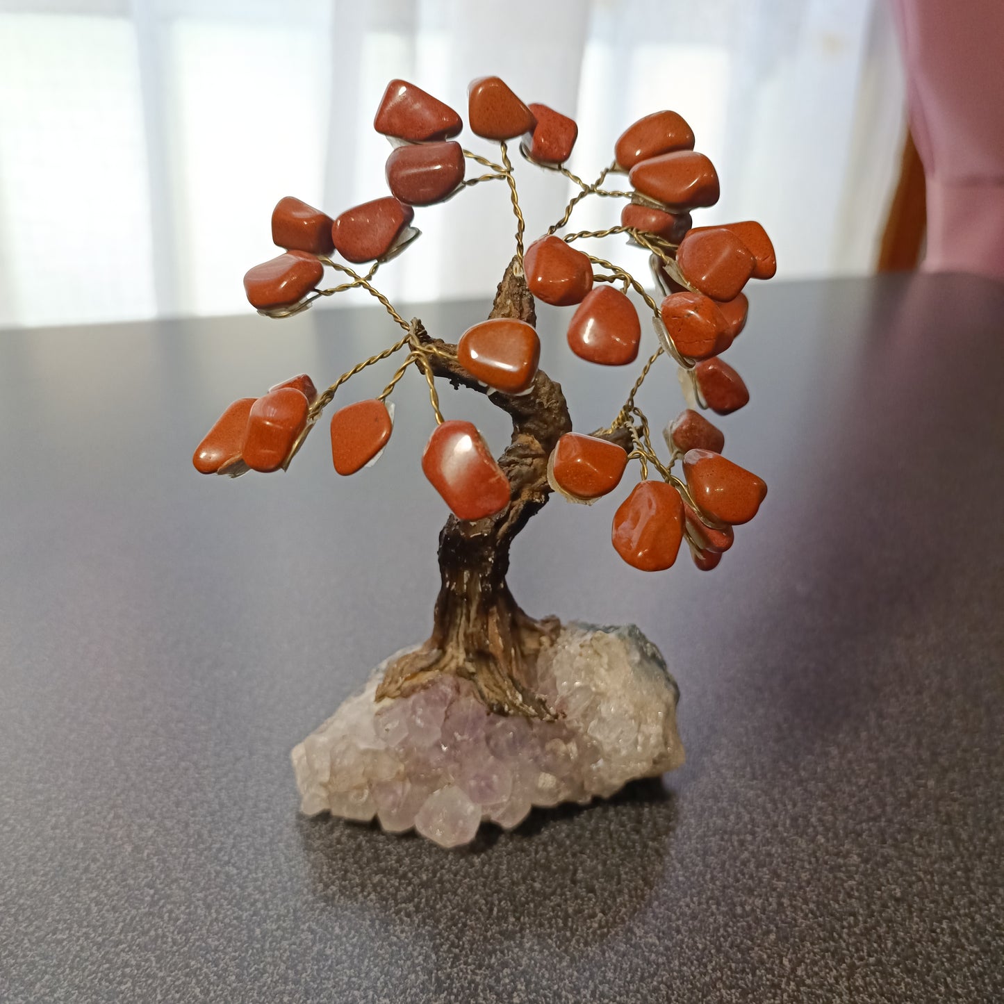 Bonsai mediano con base de Amatista y tronco simulando madera.