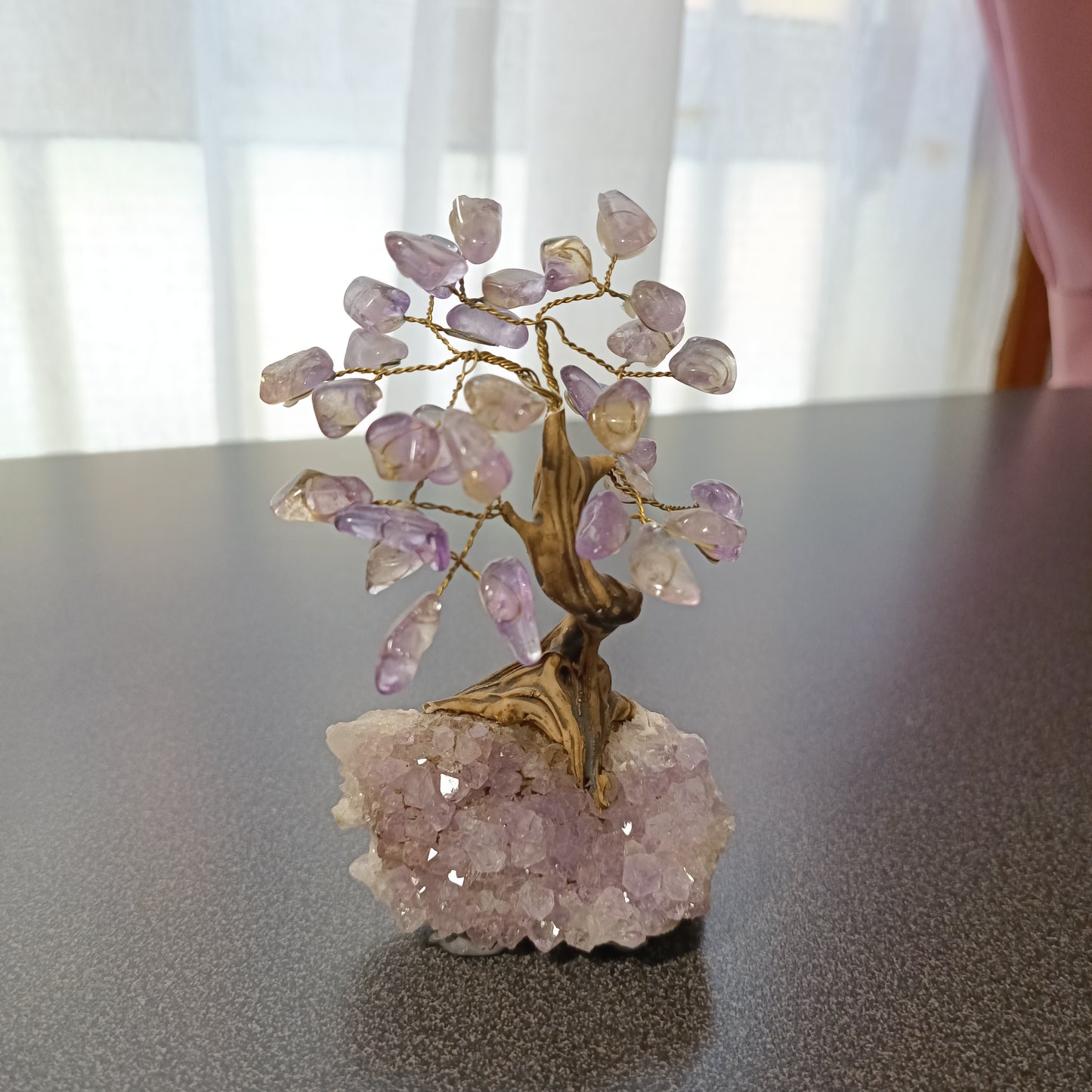 Bonsai mediano con base de Amatista y tronco simulando madera.