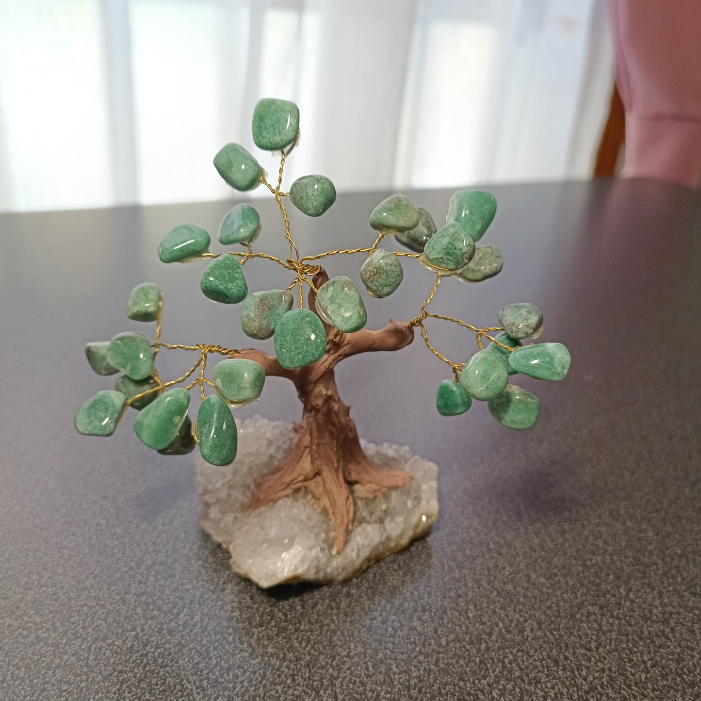Bonsai mediano con base de Amatista y tronco simulando madera.