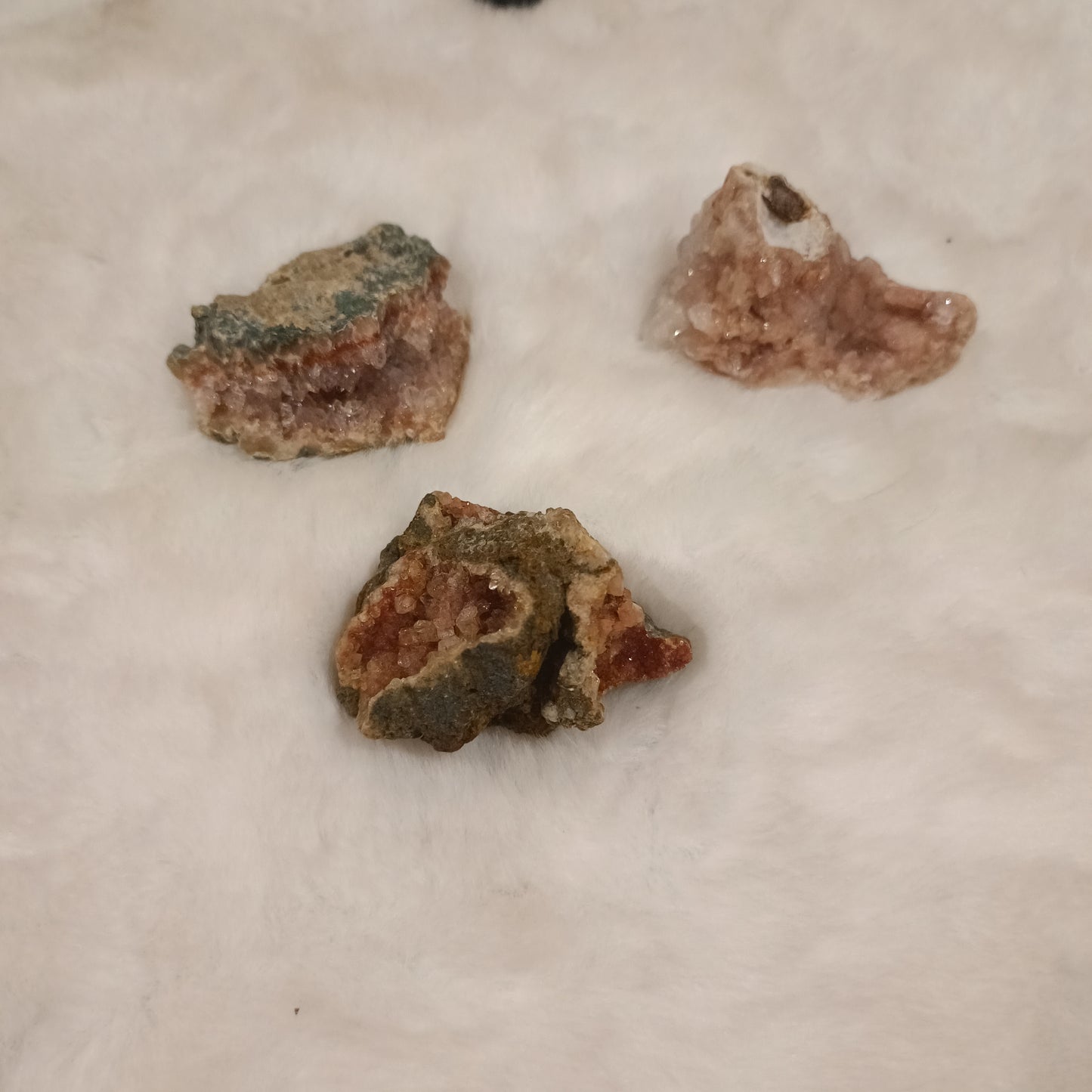 Drusas pequeñas de Amatista Rosa ( en bruto )