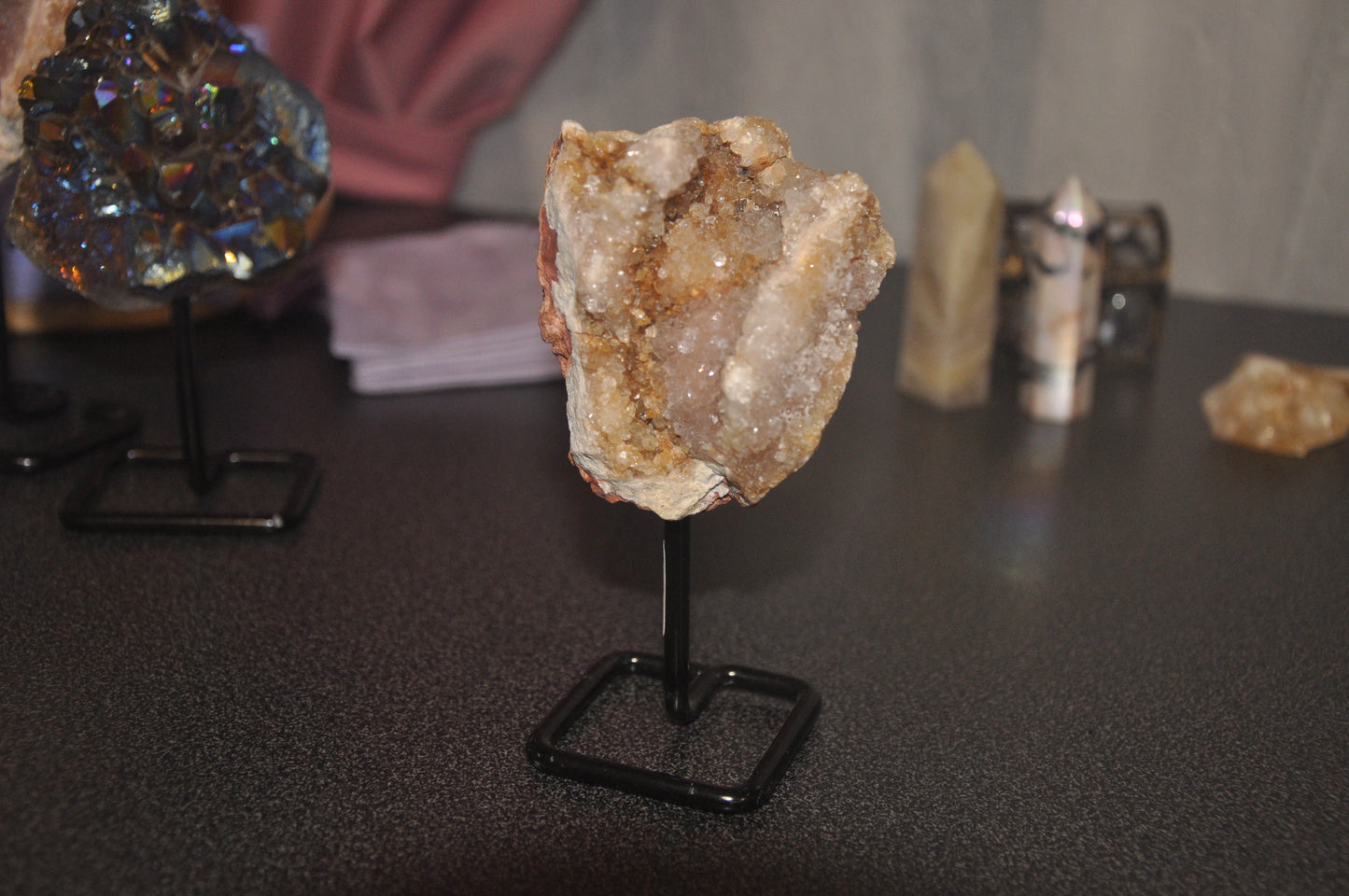 Amatista Rosa en bruto y en peana