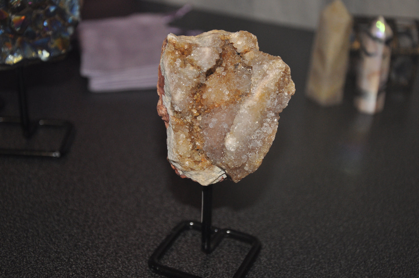 Amatista Rosa en bruto y en peana