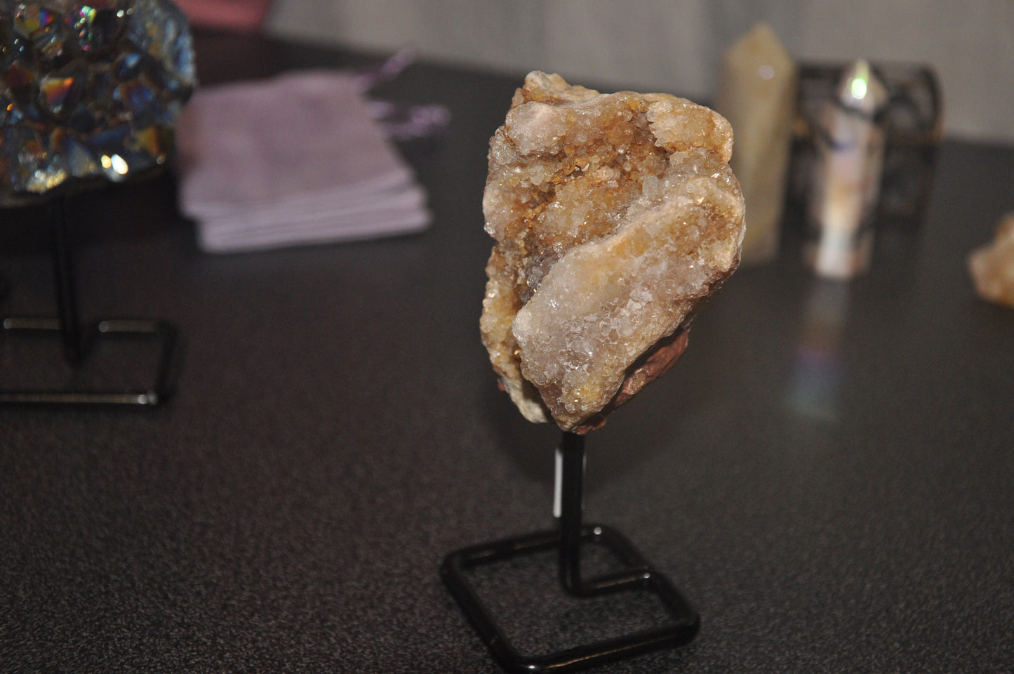 Amatista Rosa en bruto y en peana