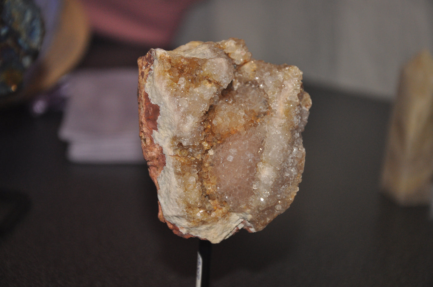 Amatista Rosa en bruto y en peana