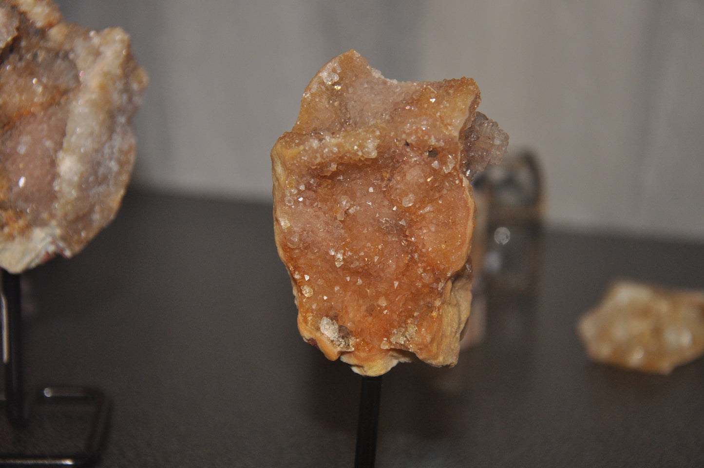 Amatista Rosa Acitrinada en peana y en bruto